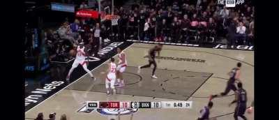 [Highlight] Ben Simmons hits Siakam with a chicken wing before making the pull up j