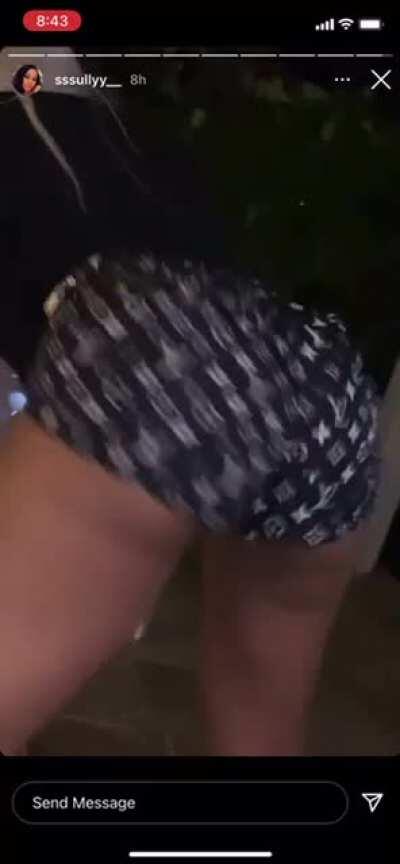 I like single Ella foshitsho I think she on a trip so we might get some half decent content😈