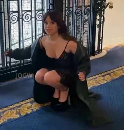 Jenna Ortega making her tits bounce 😩