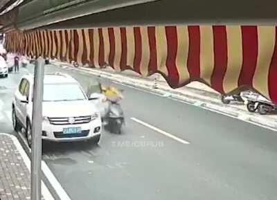 The How to video on getting famous on r/DeadorVegetable - 1. Buy a scooter 2. Do not wear a helmet.