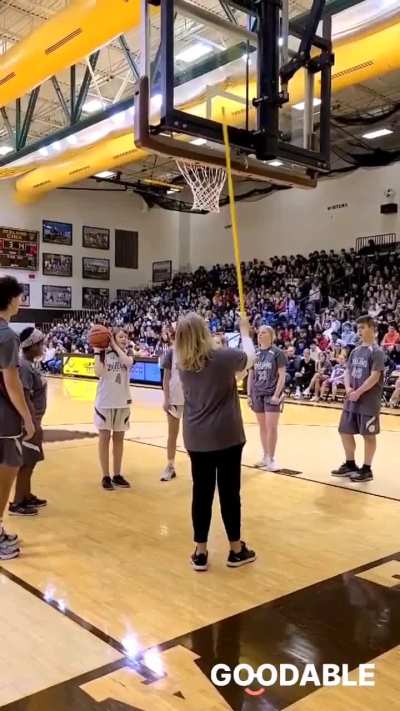 At a high school basketball game in Michigan, both teams and entire audience went completely silent, all to help a blind player make a shot