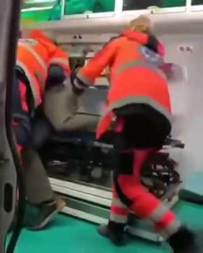 Que trabajadora es la gente en eua 😍😍. Este hombre estaba completamente mente sano y le destrozaron la mandíbula con tal de tener algo que sanarle 🤑🤑