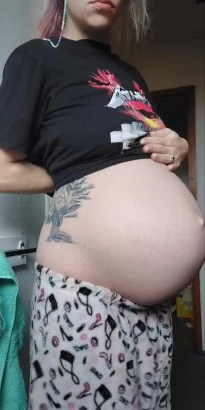 how can I possibly get bigger than this I'm only 35 weeks 🥵