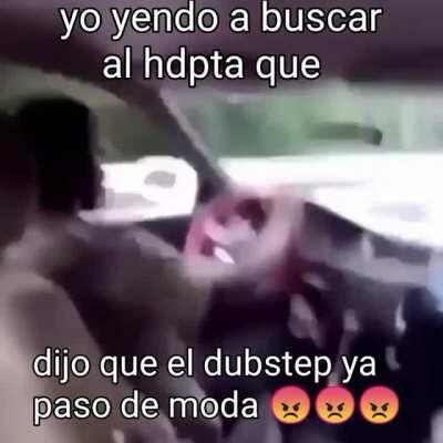 *se toma una monster*