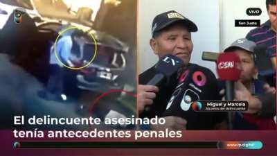 Qué está diciendo este hombre?