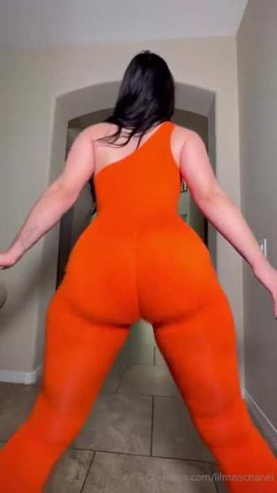 Vampire Doll ASMR twerking