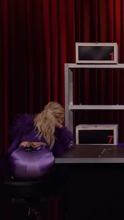 Millie Bobby Brown, booty