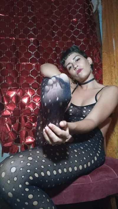 You cant see my bare foot for super beta. sorry for you loser