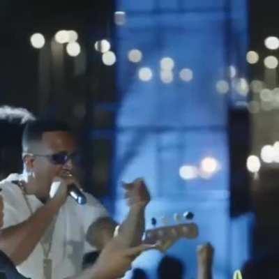 mano marrom canta demais