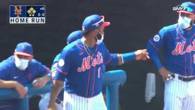 Francisco Lindor hits his first home run with the Mets