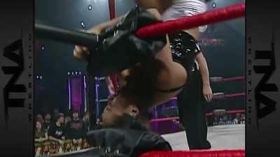 Gail Kim lands on the top of the turnbuckle due to Alexa Jade's tactics (in HD)