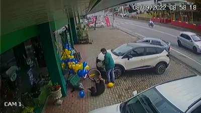 Idiot forces a cyclist to swerve