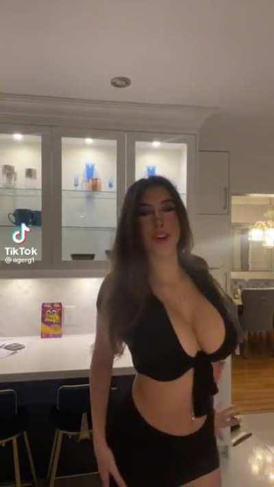 Damn her titties huge 😍😍