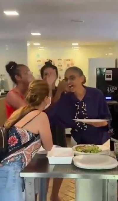 Ministra Marina Silva foi ofendida por uma bolsonarista em restaurante de Brasília, os clientes defenderam a ministra e em seguida a bolsonarista foi expulsa do local. De pouco em pouco essa turma vai voltar pro esgoto de onde nunca deveriam ter saído.