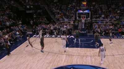 [Highlight] Devin Vassell runs hard to use three straight screens and convert the layup