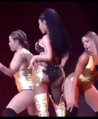 She throwing that ass 😮‍💨