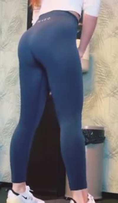 Leos fetter Arsch in enger Leggings