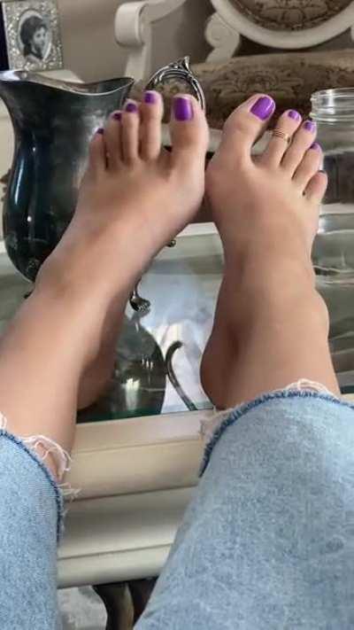 Do you like my wiggly toes? 😋