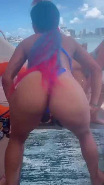 This booty is NOT made for a lesbian!!!