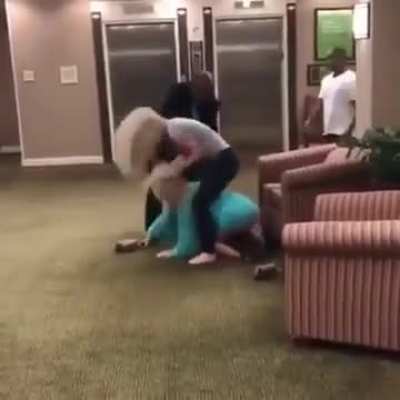 Karen gets beat up 👊