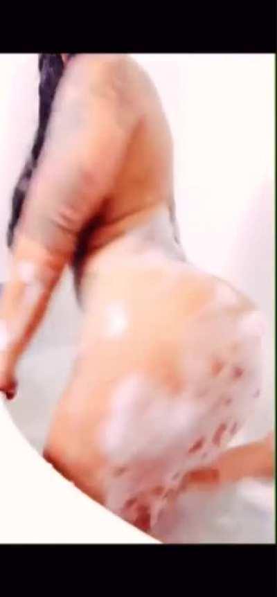 💦💦 she’s killing me