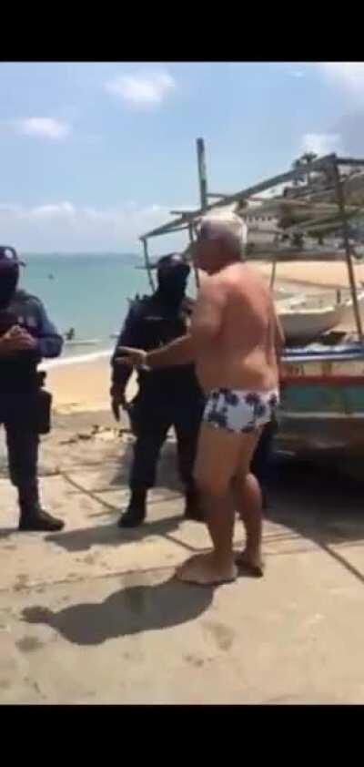 Cidadão de bem surtando por não poder tomar banho de mar em Salvador