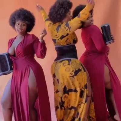 3 BIG BOOTIES IN THE MIDDLE BOOTY SHAKING