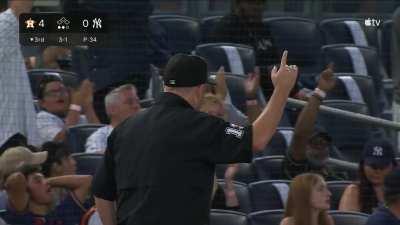 [Highlight] [Highlight] Jake Bauers gets the Yankees on the board with an opposite field home run that fools the umpires for a few seconds.