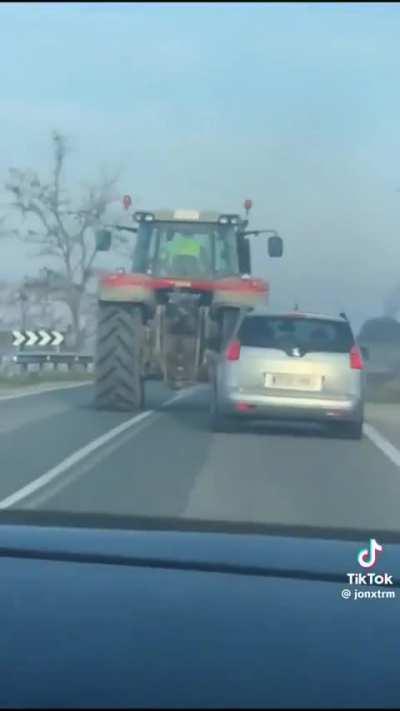 Most facilitated overtake by Spanish drivers be like: