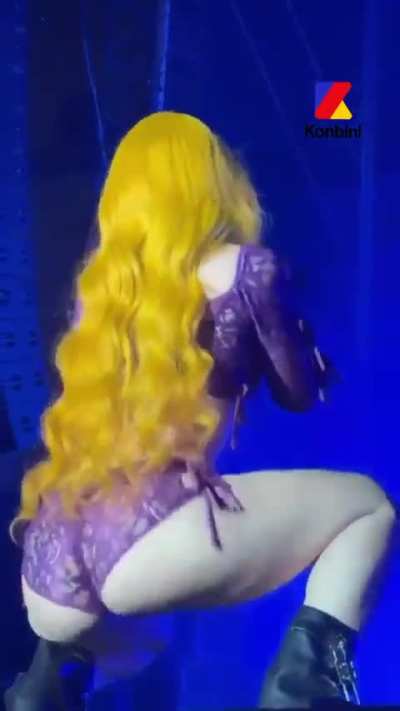 who wanna get nutty n talk eachother through that nut on mic to ice