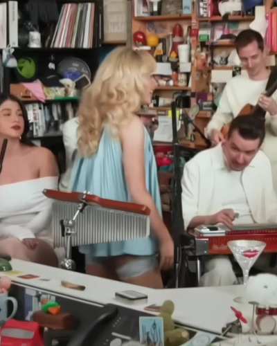 Sabrina’s “Juno” position for her Tiny Desk performance