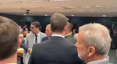 Eduardo Bolsonaro parte pra cima de deputado do PT após discussão sobre “facada”.