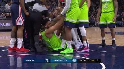 [Highlight] Bobby Portis takes an in-game nap on top of Karl Anthony-Towns