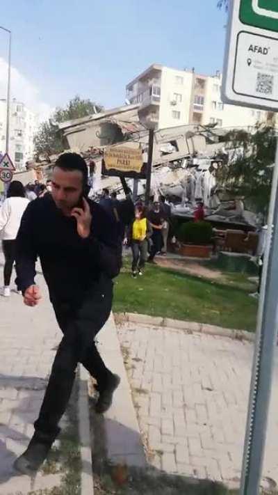 İzmir'de deprem sonrası toplanma alanı önünde ki ev yıkıldı