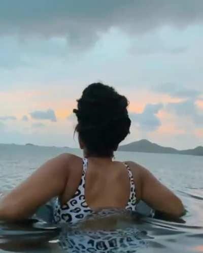 Jordin Sparks ass is phat AF 😮😮