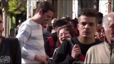 Cola para buscar laburo.. NO. Para figus del mundial