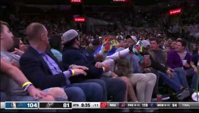 [Highlight] Luka dives into the crowd like a dolphin