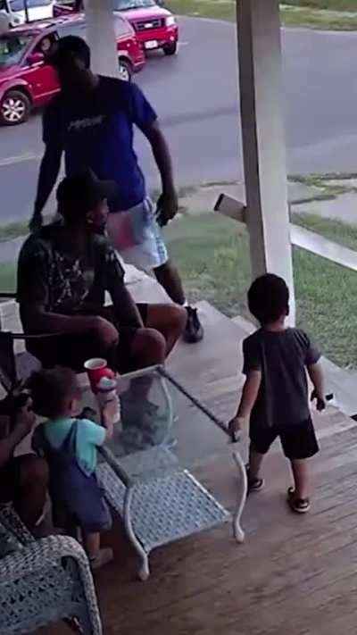 estan huyendo de un moustro sin alma y de repente....