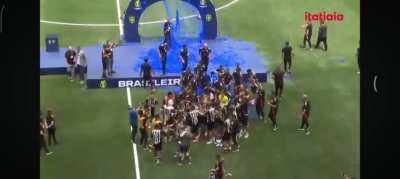 Durante a comemoração do título do Galo sub-17, a CBF soltou papel picado azul. Grêmio ganhou o jogo de ida por 4x1