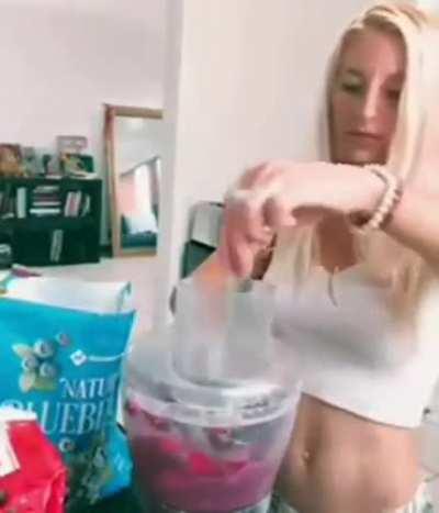 Using spoon in a blender goes wrong