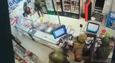 饥饿的俄兵洗劫乌克兰便利店