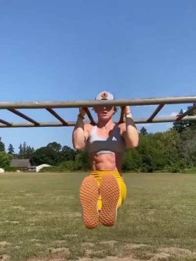 Fitness instructor Claire Thomas [arm wrestling + monkey bars workout] [gif]