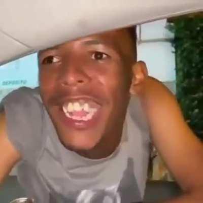 A risadinha de ladrão!