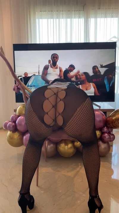 Do you like curvy Milfs shaking their big ass ? 🦸🏽‍♀️