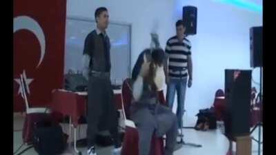 Elektro bağlama ile metal müzik