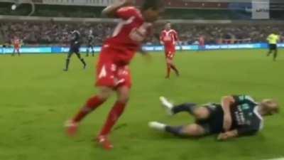 Soccer player breaks his opponent's leg.