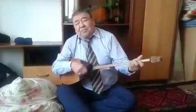 Акын из Нурсултана ебашит Старую Мельницу, хит 80х