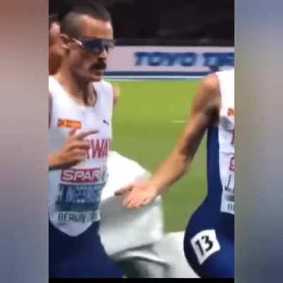 Chris Bumstead's cut seems rough...