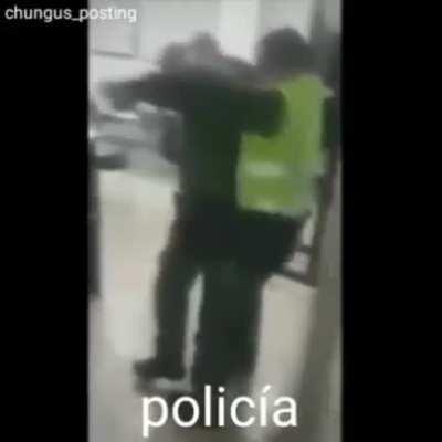 Mientras tanto los policías de Colombia
