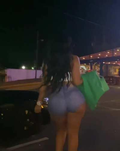 She gat a phat ass !!